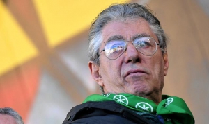 Francia, Bossi (Lega): “Finalmente tira un buon vento. Renzi? Il Senato delle autonomie è la nostra idea”
